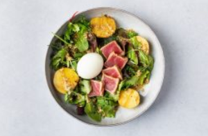 Nicoise with tuna fillet, potatoes, red onion, poached egg and capers