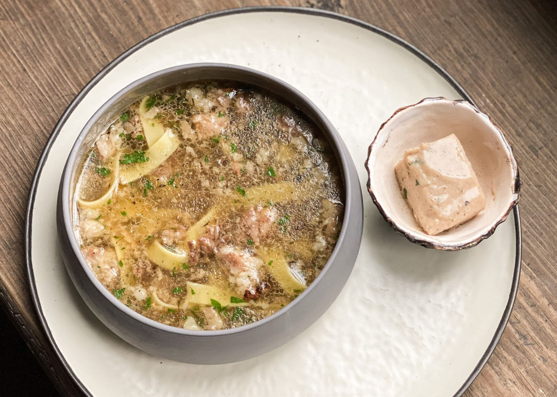 <p>Густой суп с томленным мясом и костным мозгом</p>