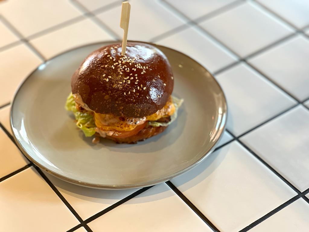 <span color-type="color" style="color: #fc0000;">New!&nbsp;</span>Burger with chicken 