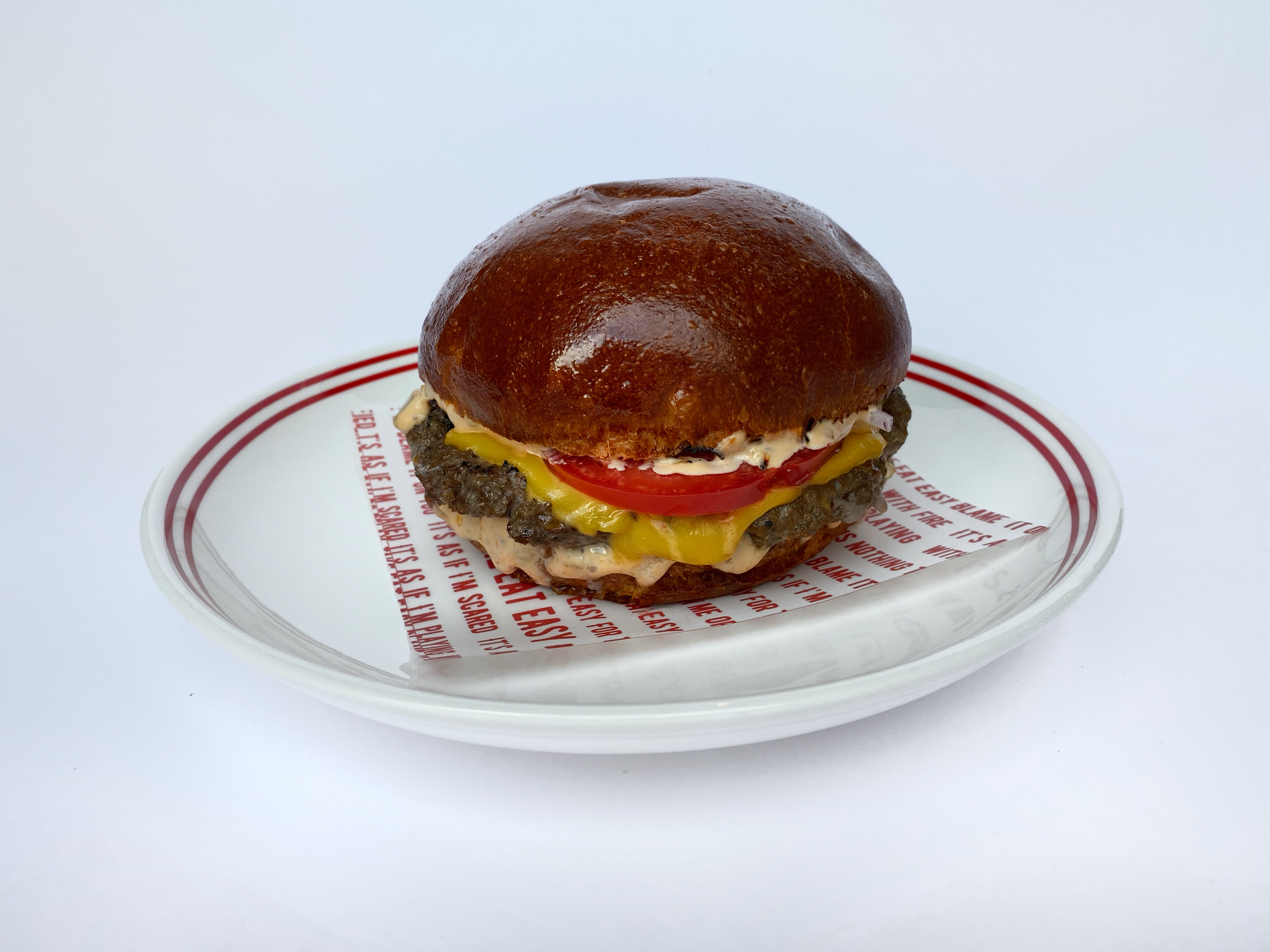 <br>Take Burger с булочкой бриошь, говяжьей smash котлетой, сыром Чеддар, красным луком, розовыми томатами и фирменным соусом<br>