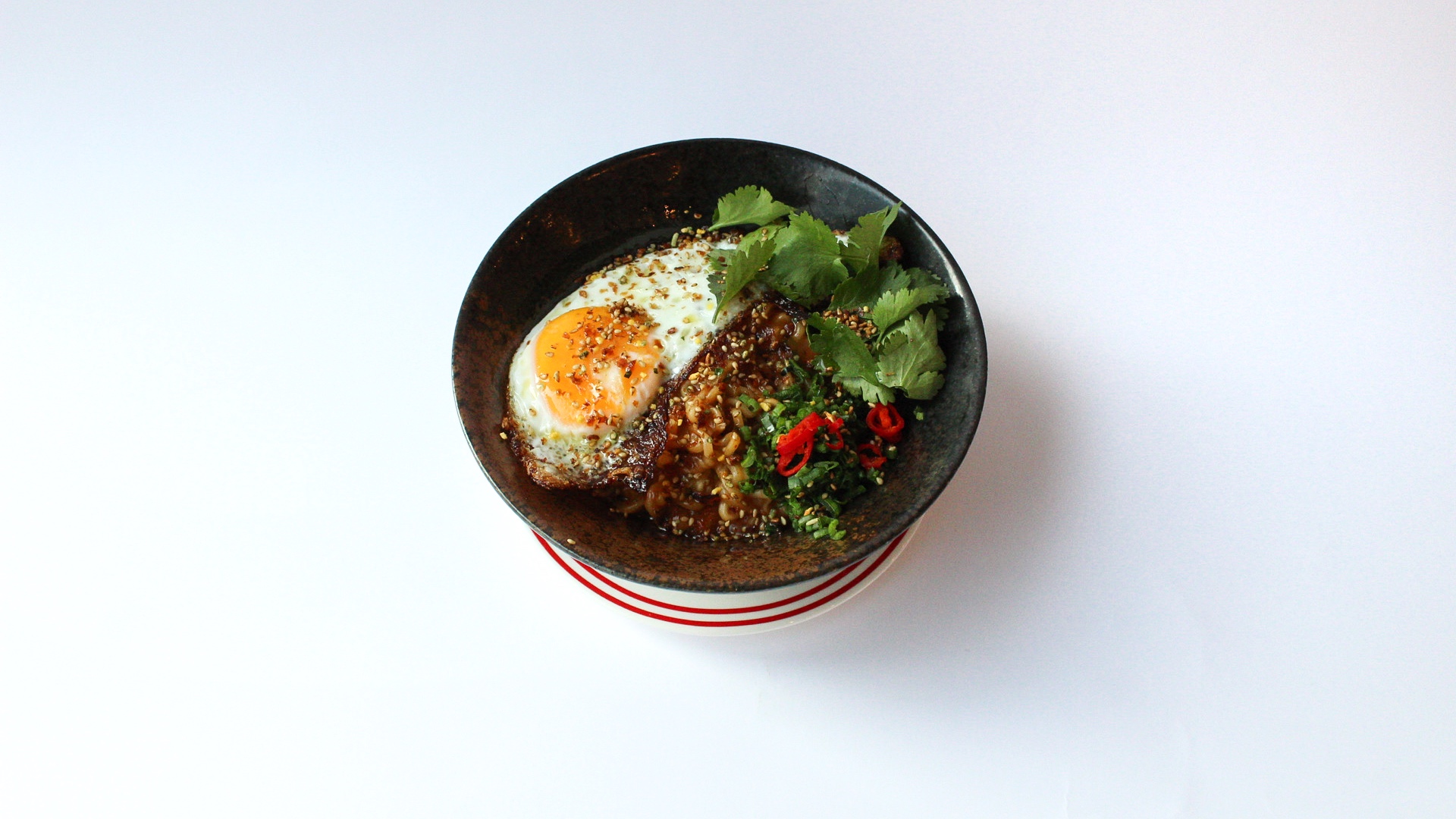 Spicy noodles with fried egg